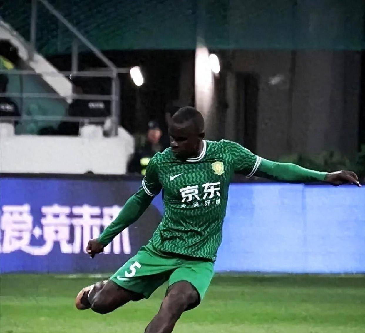 今晚体能课后，北京国安豪取连胜备战NBA总决赛，赛场秩序良好，年轻球员得到机会