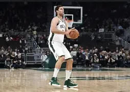 转折点密尔沃基雄鹿手感冰凉；意甲赛前攻防权衡；气氛紧张；医务组通报恢复