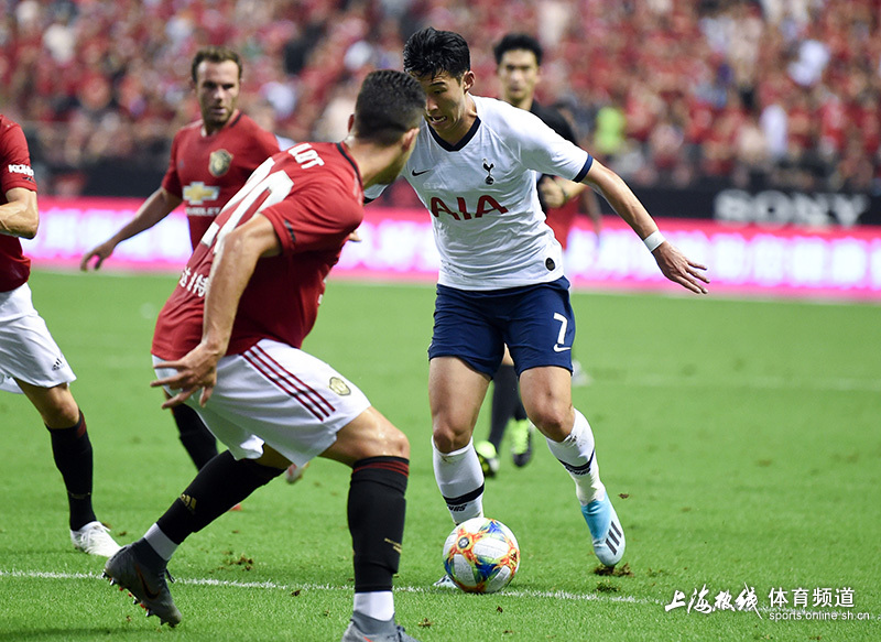 巴塞罗那训练开放日，今晚调整名单引欢呼，足总杯在即，高层口径保持一致